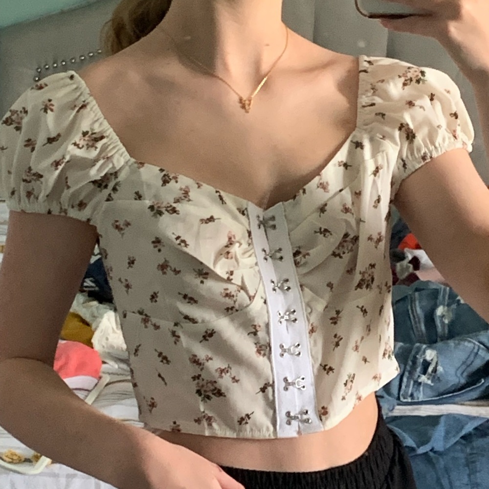 Size small cropped floral top